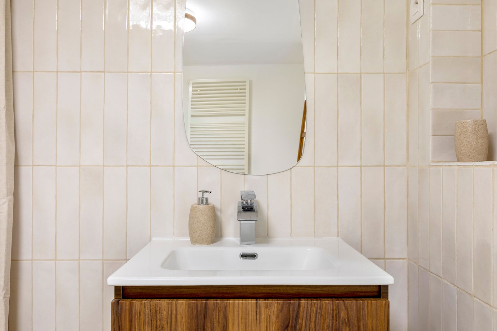 Vasque et miroir de la salle de bains avec baignoire