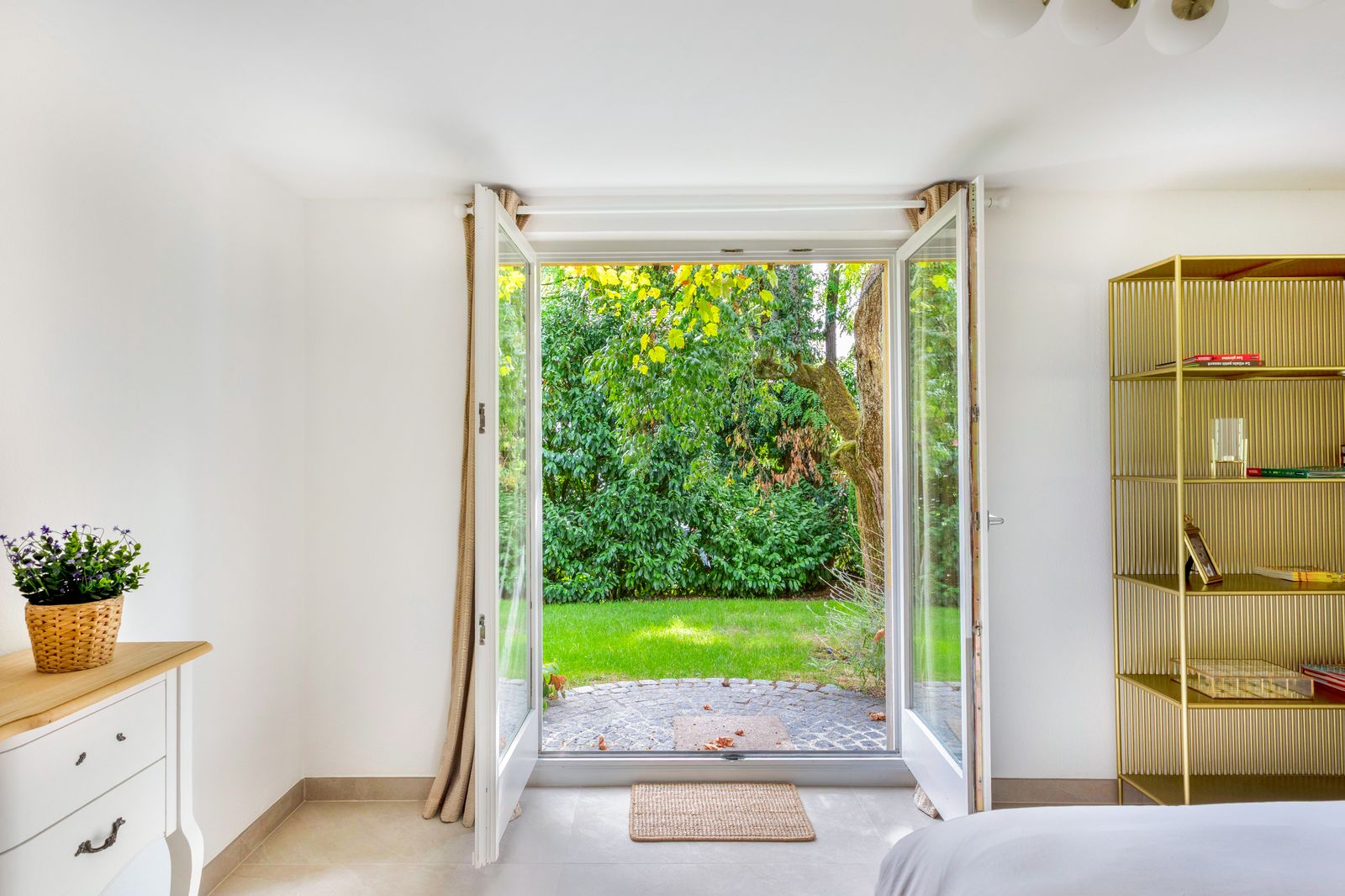 Porte-fenêtre de la chambre ouverte sur le jardin