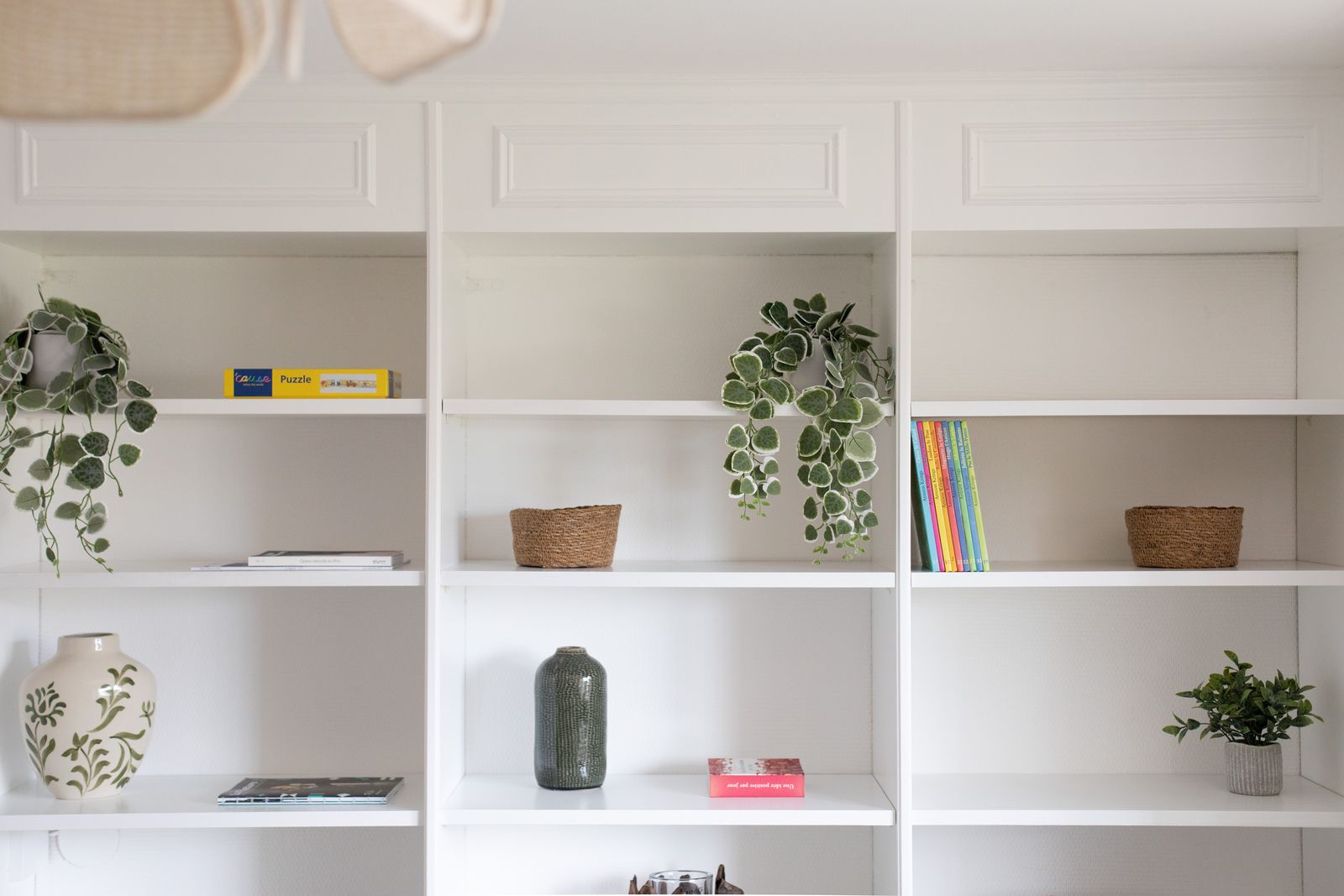 Bibliothèque blanche aux niches décorées