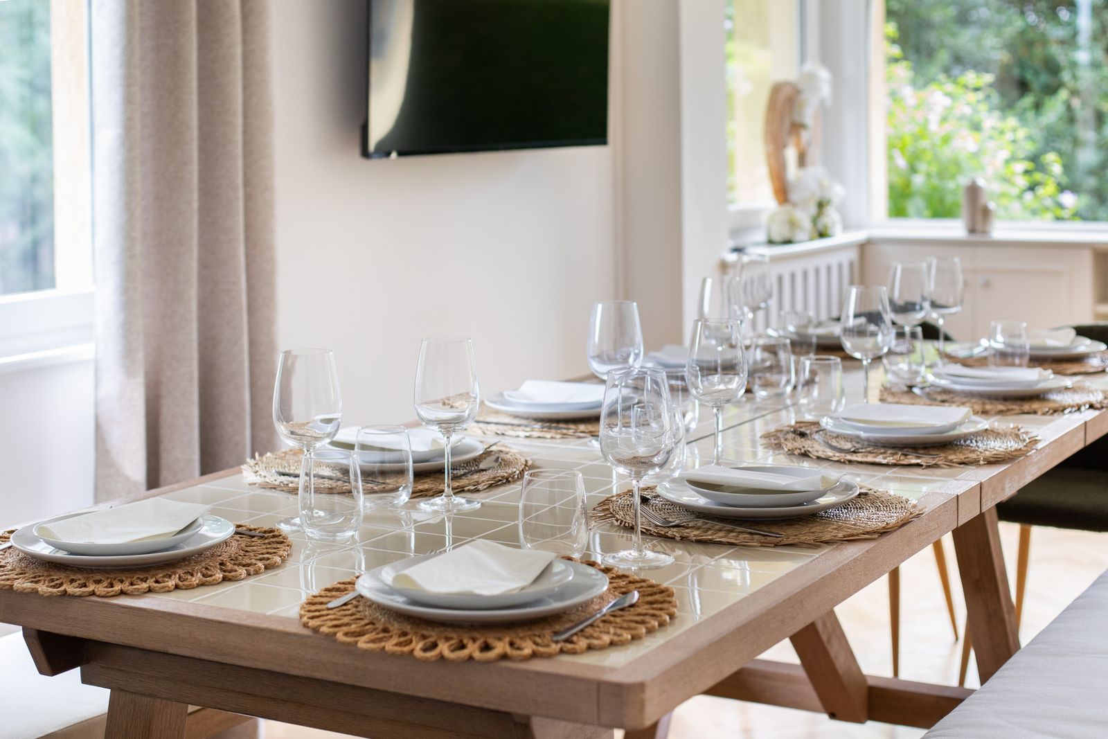 La table dressée pour douze, sets en jonc de mer et verres à pied